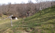 22 Si aggira la Cascina Belvedì, il sentiero parte con pendenza dolce...